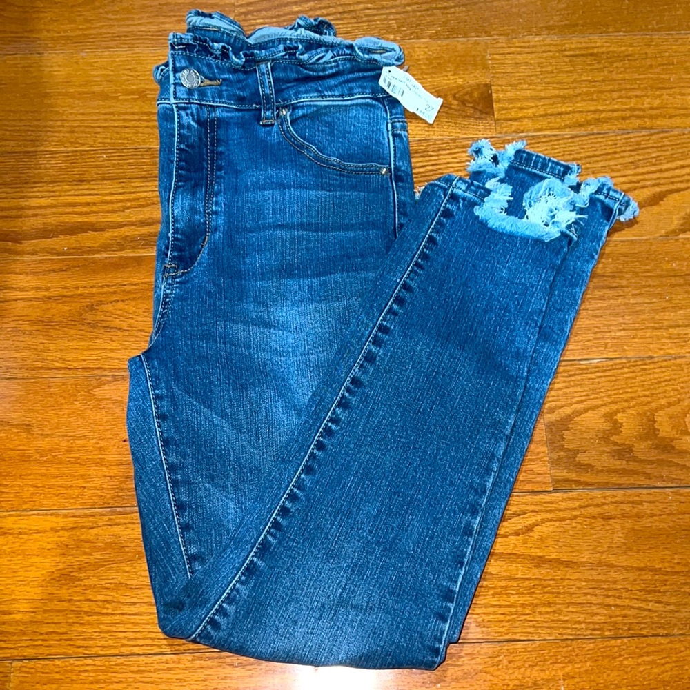Brand new, never worn Mid rise skinny jeans!
